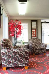 Posezení v ubytování Spencer Inn & Suites