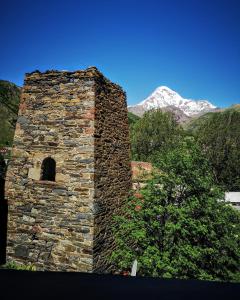 A general mountain view or a mountain view taken from a hosteleket
