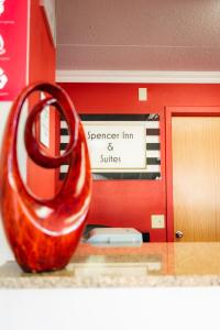 una escultura roja sentada en un mostrador en una habitación en Spencer Inn & Suites, en Spencer