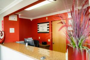 TV a/nebo společenská místnost v ubytování Spencer Inn & Suites