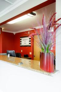 TV a/nebo společenská místnost v ubytování Spencer Inn & Suites + 34 fotografií