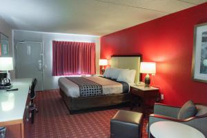 Spencer Inn & Suites tesisinde bir odada yatak veya yataklar