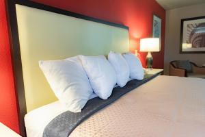 Postel nebo postele na pokoji v ubytování Spencer Inn & Suites