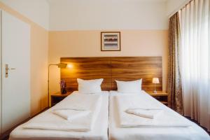 Postel nebo postele na pokoji v ubytování Alper Hotel am Potsdamer Platz