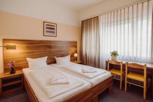 Postel nebo postele na pokoji v ubytování Alper Hotel am Potsdamer Platz