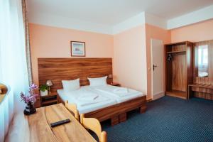 Postel nebo postele na pokoji v ubytování Alper Hotel am Potsdamer Platz