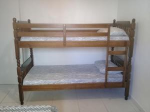 Двуетажно легло или двуетажни легла в стая в Cantinho aconchegante 2 quartos, com ar condicionado