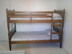 カボ・フリオにあるCantinho aconchegante 2 quartos, com ar condicionadoの部屋に二段ベッドがいくつかある