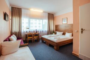 Postel nebo postele na pokoji v ubytování Alper Hotel am Potsdamer Platz