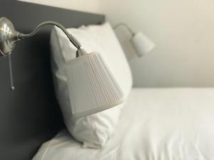 Postel nebo postele na pokoji v ubytování Hôtel Le Ponson
