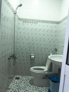 a bathroom with a toilet and a sink at Nhà Nghỉ Ý Vy in Phu Quoc +5 photos