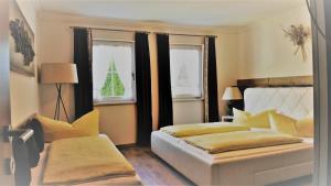 ヒパッハにあるAppart Tirolのベッドルーム1室(ベッド2台付)、窓にクリスマスツリーが備わります。
