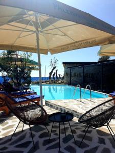 בריכת השחייה שנמצאת ב-Palermiti Luxury Rooms או באזור