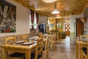 Restorāns vai citas vietas, kur ieturēt maltīti, naktsmītnē Rustic Lodge Plitvice 1