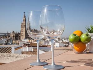 zwei Weingläser auf dem Tisch in der Unterkunft Federico rubio in Sevilla