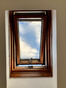 ein Fenster mit einem Holzrahmen in einem Zimmer in der Unterkunft CA' de GINO in Santo Stefano al Mare