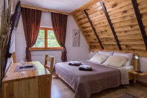 ein Schlafzimmer mit einem Bett und einer Holzdecke in der Unterkunft Rustic Lodge Plitvice 1 in Plitvička Jezera