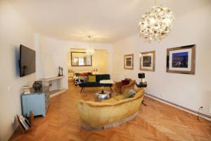 - un salon avec un canapé et une télévision dans l'établissement Fano Apartments Old Town Prague, à Prague