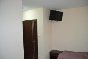 A television and/or entertainment centre at Reštaurácia-penzión ALTANA