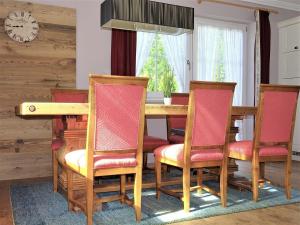 comedor con mesa de madera y sillas en Appart Tirol, en Hippach