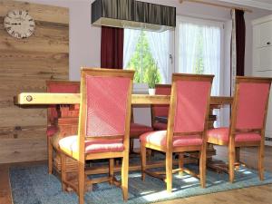 ヒパッハにあるAppart Tirolのダイニングルーム(木製テーブル、椅子付)