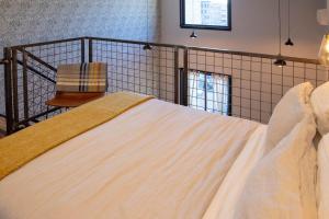 Cama o camas de una habitación en Center City Loft, CONTACTLESS CHECK IN, Mayor's Study