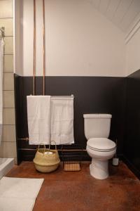 Un baño de Center City Loft, CONTACTLESS CHECK IN, Mayor's Study