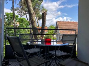 a small table and chairs on a balcony at Appartement T1bis centre ville Andernos Les Bains in Andernos-les-Bains