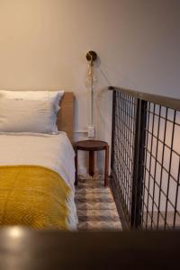Postel nebo postele na pokoji v ubytování Eco Friendly Loft in Center City, CONTACTLESS CHECK IN - Hive Room