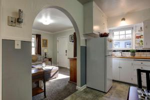a kitchen and living room with an archway in a room at Drake Cottage 311 in Bend