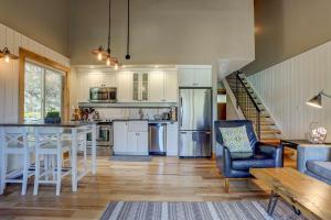 an open kitchen with a dining room and a living room at Gateway to Mt Bachelor in Bend