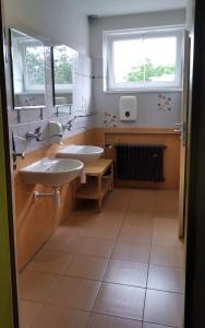 un bagno con due lavandini e una finestra di Motel Grádo a Praga