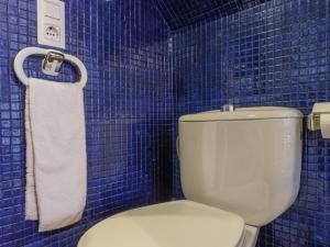 A bathroom at San esteban medio