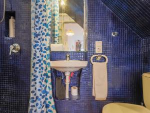 A bathroom at San esteban medio