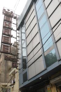 Un edificio con ventanas de vidrio a los lados. en Hotel Su Shree Continental 5 Minutes Walk From New Delhi Railway Station, en Nueva Delhi