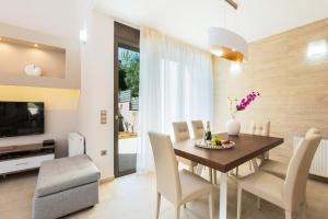 a dining room with a table and chairs at Peris Villa in Kato Daratso