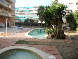 Bazén v ubytovaní Apartamentos Palas Salou alebo v jeho blízkosti