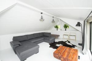 ein Wohnzimmer mit einem Sofa und einem Holztisch in der Unterkunft Minimal House in Szczyrk