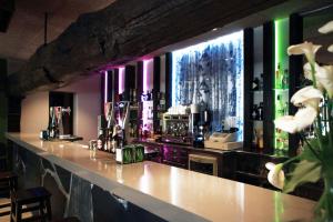 un bar con una barra con botellas de alcohol en Albergue "ARANTZAKO ATERPEA" en Arantza