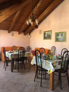 une salle à manger avec des tables et des chaises ainsi qu'un lustre dans l'établissement B&B Fior di Loto, à Ceriale