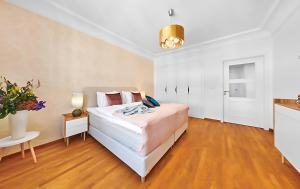 プラハにあるPalace Dlouhá Apartments - Old Townのベッドルーム(大型ベッド1台、テーブル付)