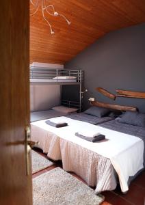 duas camas num quarto ao lado um do outro em Albergue "ARANTZAKO ATERPEA" em Arantza