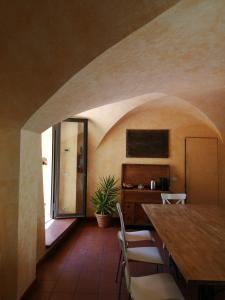 A television and/or entertainment centre at Al Canto B&B