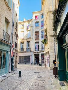 una strada vuota in un vicolo con edifici di Le Mazet du Petit Chemin a Caux