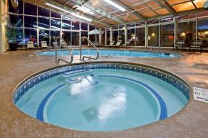 Swimming pool sa o malapit sa La Quinta by Wyndham Plattsburgh