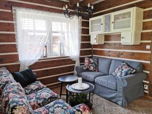 a living room with a couch and a table at Górska Latarnia in Miedzygorze