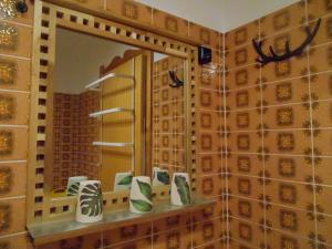 een badkamer met een spiegel en wat schoenen op een plank bij Ferienwohnungen Landhaus Gerum in St. Wolfgang +205 foto's