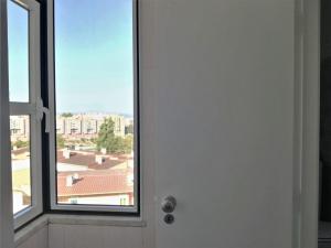 een deur met een raam met uitzicht op een gebouw bij Janelas Do Tejo in Lissabon