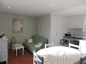 Cette petite chambre comprend un lit et un canapé. dans l'établissement A deux pas d'la mer, à Grandcamp-Maisy