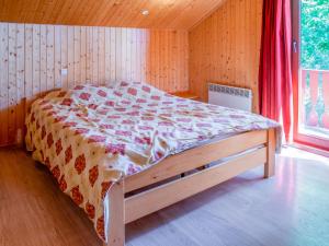 Charming Holiday Home in Barvaux Weris with Sauna : غرفة نوم مع سرير في غرفة مع نافذة